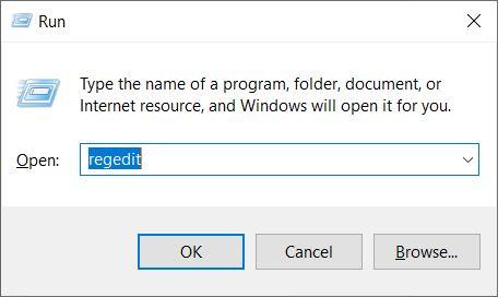Digita regedit e premi il pulsante Invio