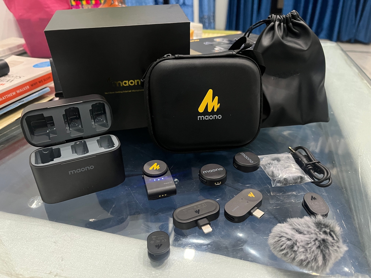 Die gesamten Komponenten des Maono Wave T5 Wireless (Kombiversion)