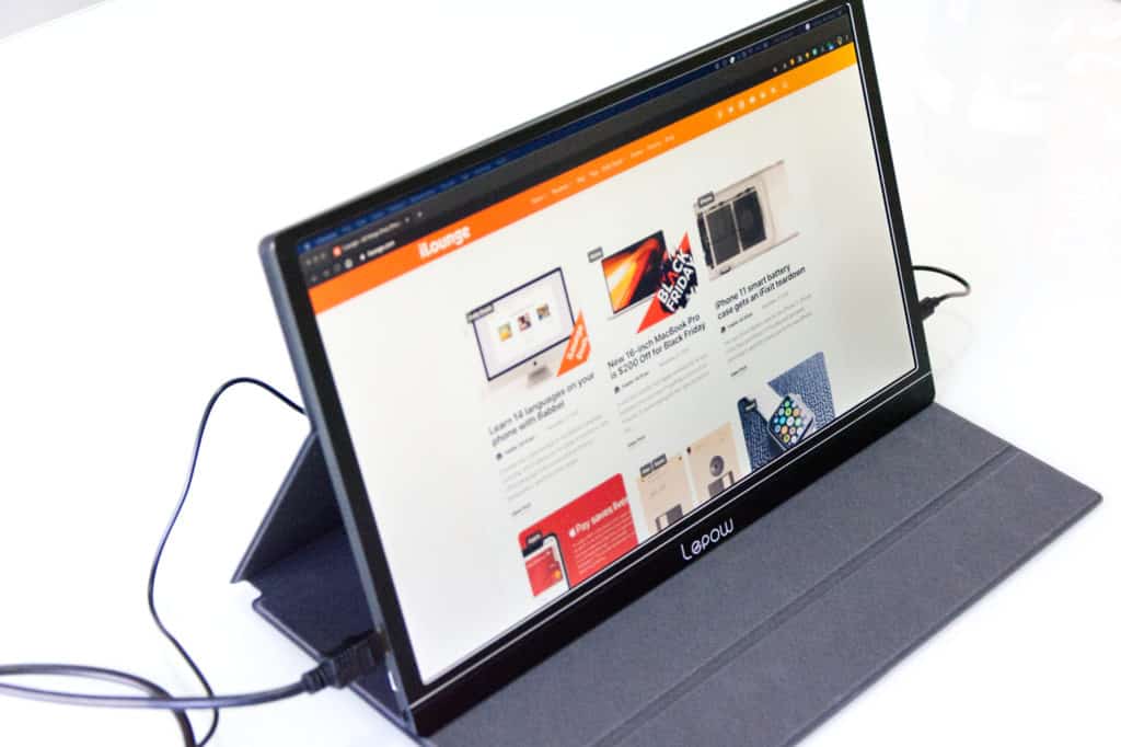 Questo è il Monitor Portatile Lepow con il sito iLounge.com aperto.