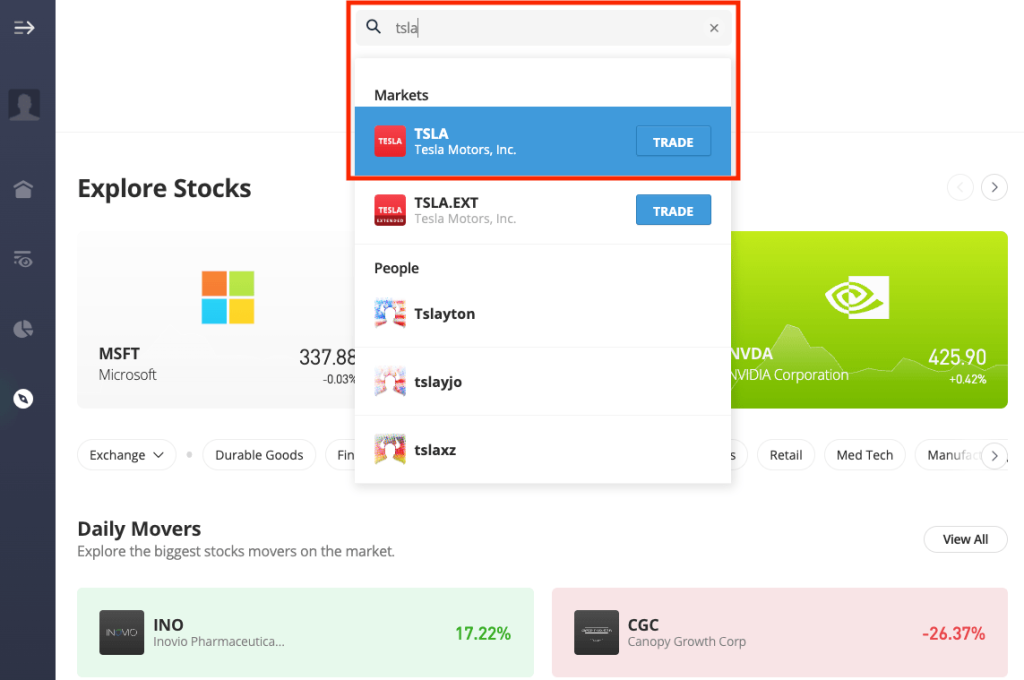 Una persona buscando acciones de Tesla en la plataforma de eToro