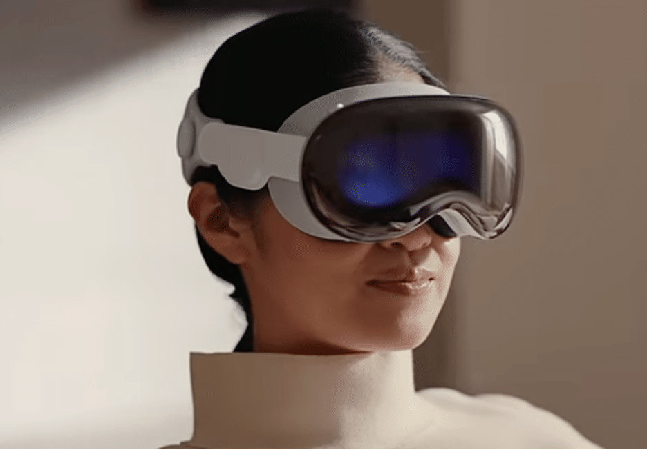 Apple Vision Pro utilizzato da una donna su un divano