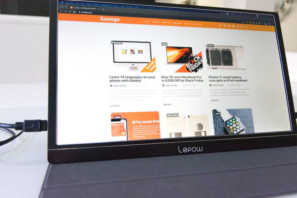 Questo è il Monitor Portatile Lepow con cavi di ricarica.