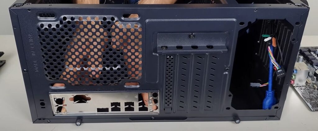 Instalando el escudo I/O de la placa base