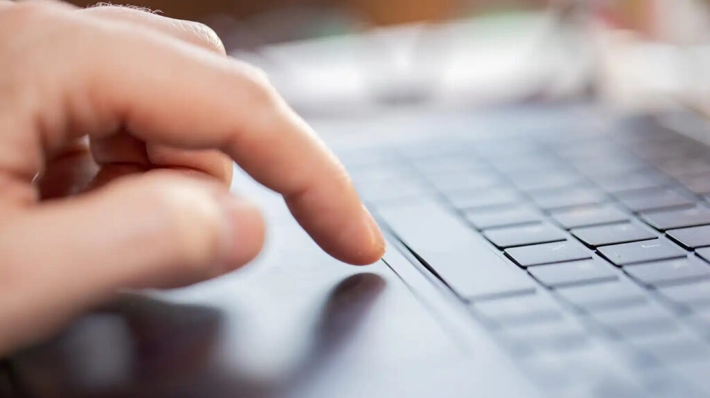 ¿Cómo hacer clic derecho en Chromebook?
