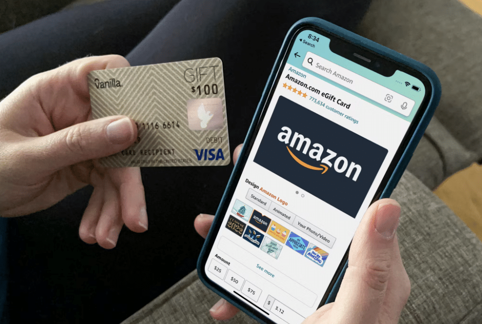 Una persona che utilizza una carta prepagata per effettuare un pagamento su Amazon