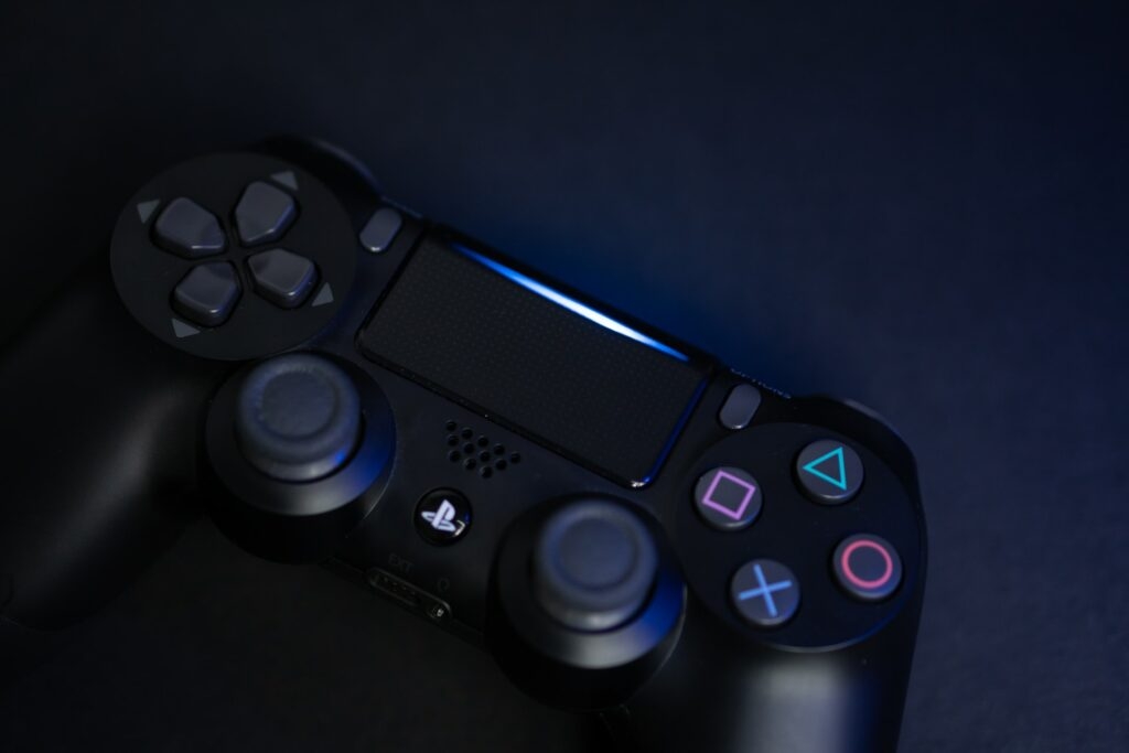 Нажмите кнопки PS и SHARE - мигающий белый свет на контроллере PS4