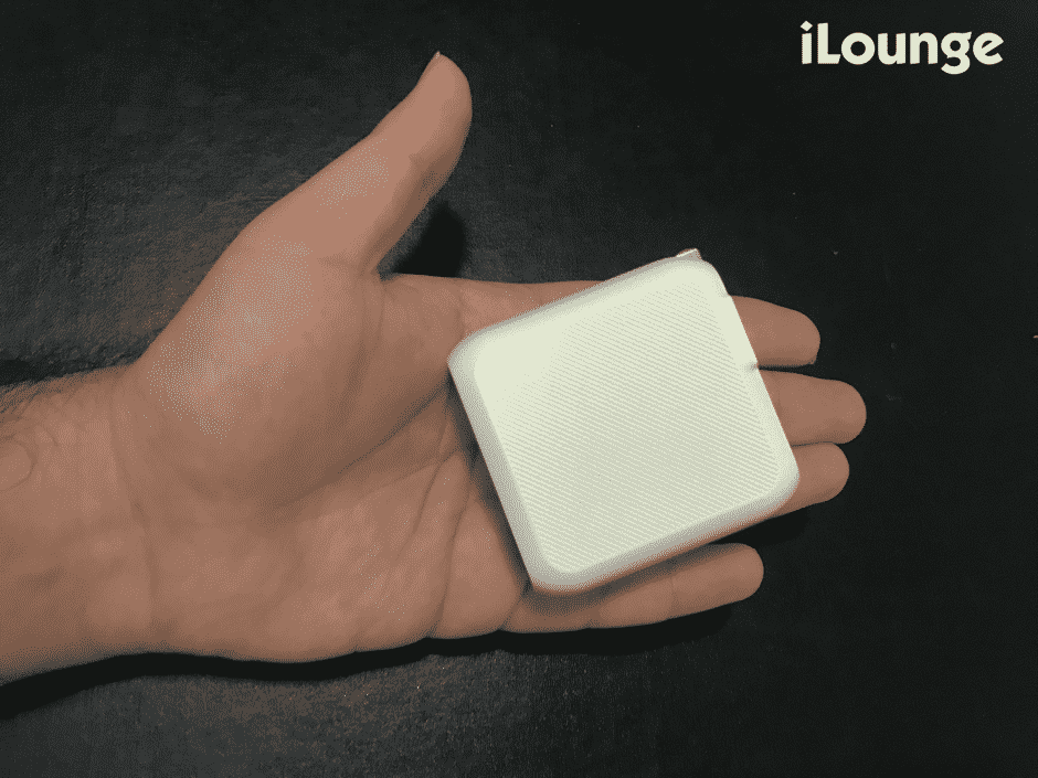 Xcentz 45W USB-C 전원 어댑터를 들고 있는 손