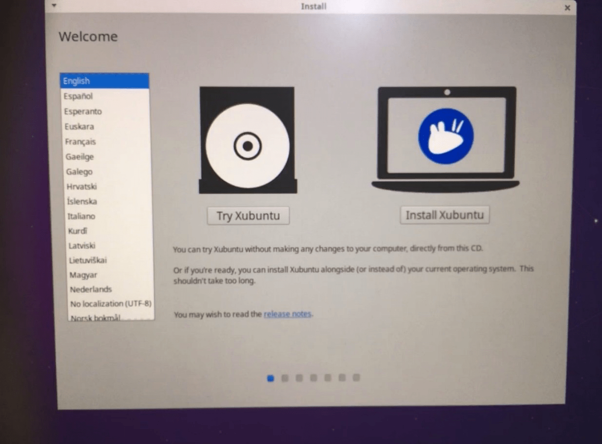 Xubuntuの画面が表示され、画面に2つのオプションがあります。Xubuntuを試す Xubuntuをインストールする