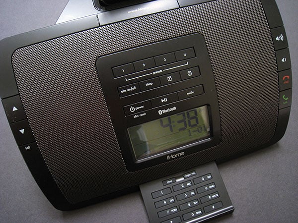 리뷰: iHome iP47 무선 스피커폰 및 알람 시계 라디오 (iPhone + iPod용)