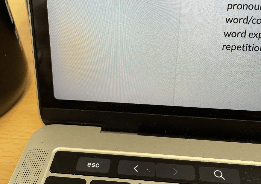 MacBook com a tela Laranja