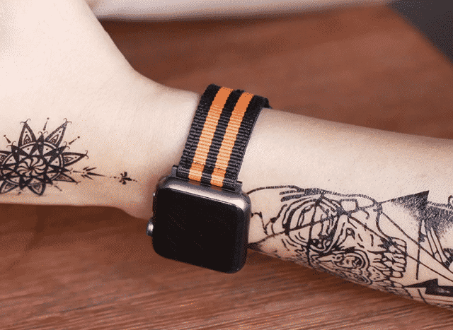 Esta é a Pulseira de Nylon Quente para Apple Watch Series 5 de 44mm e 40mm.
