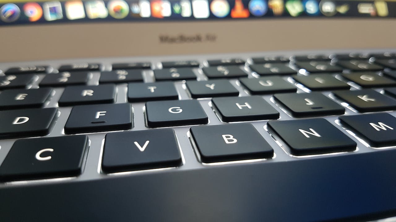 Absorbe el Líquido de la Superficie del MacBook