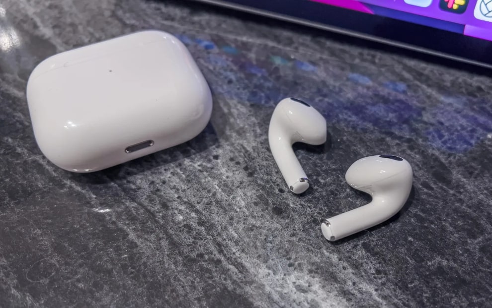 Perché i miei AirPods continuano a mettere in pausa?