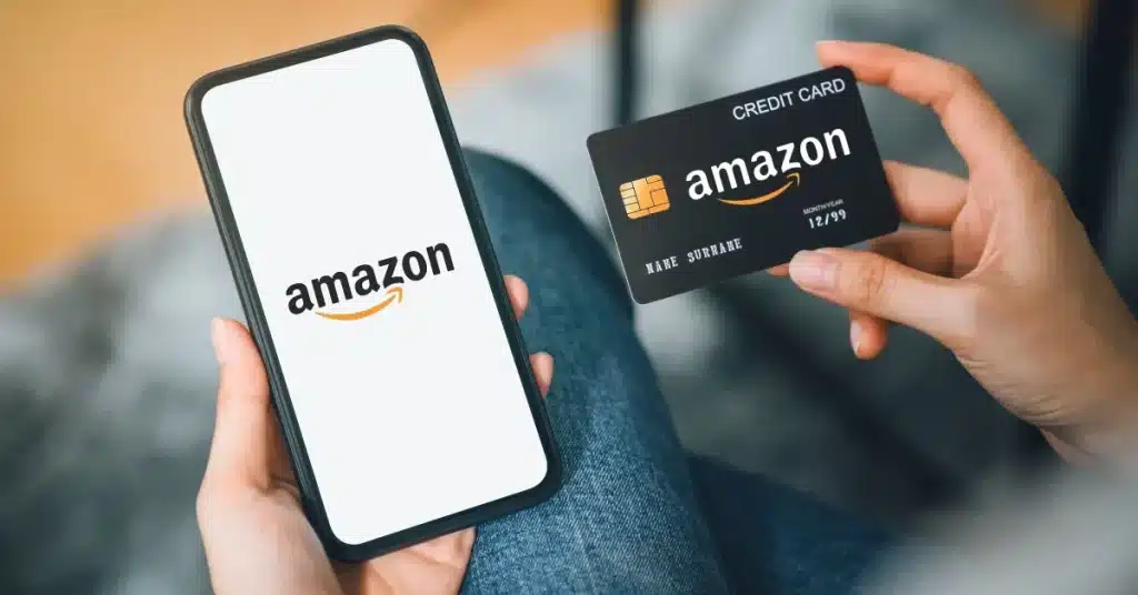 Una persona che utilizza più carte per effettuare un pagamento su Amazon