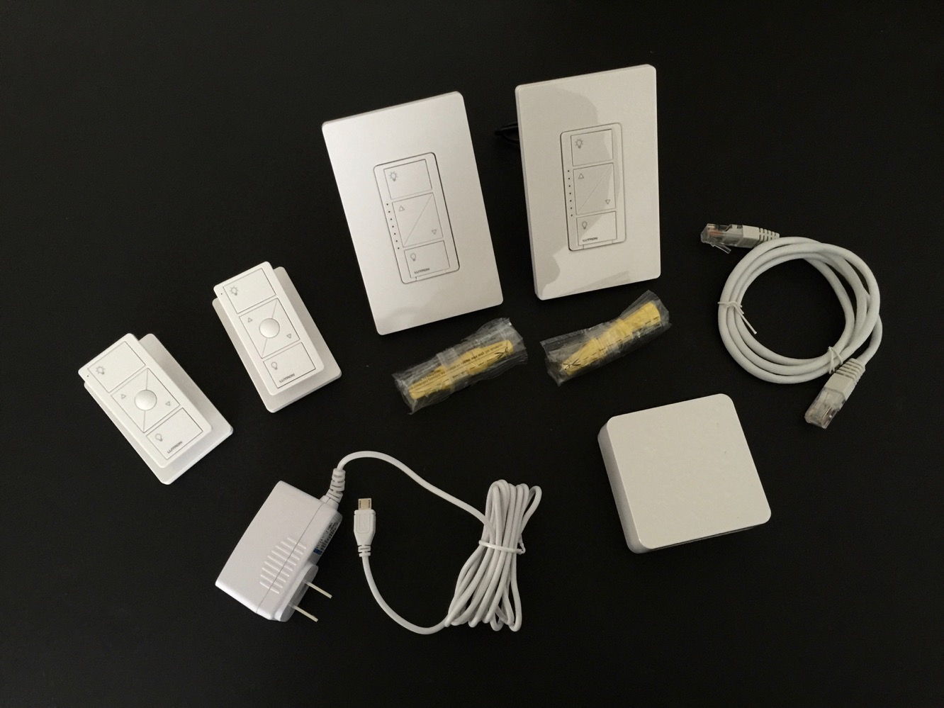 리뷰: Lutron Caséta 무선 HomeKit 스마트 브리지, 벽 내장형 조명 조절기 + 플러그인 램프 조절기 키트