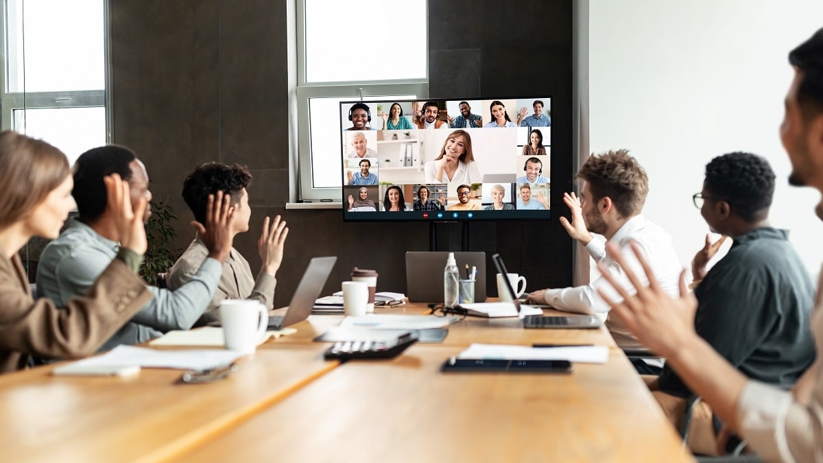 Come la tecnologia può colmare le lacune nei team ibridi