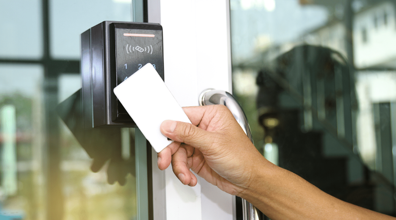 Le ultime innovazioni nella tecnologia delle porte e degli accessori commerciali