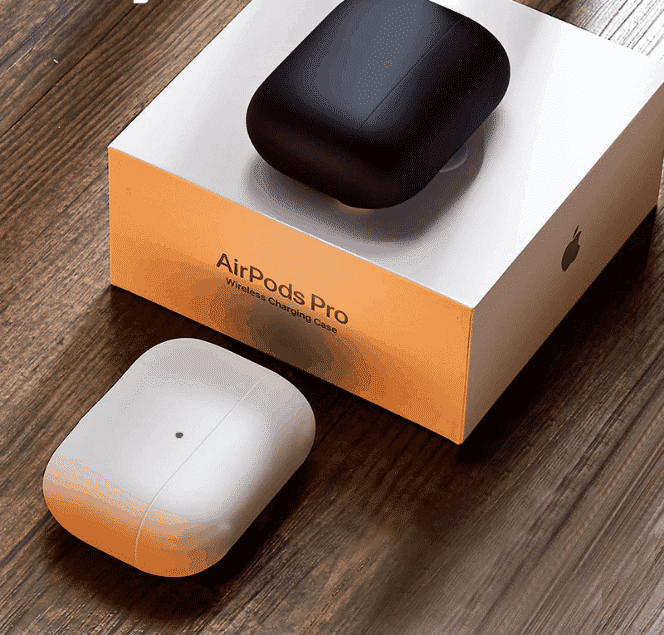 Questa è una custodia in silicone opaca per AirPods Pro.