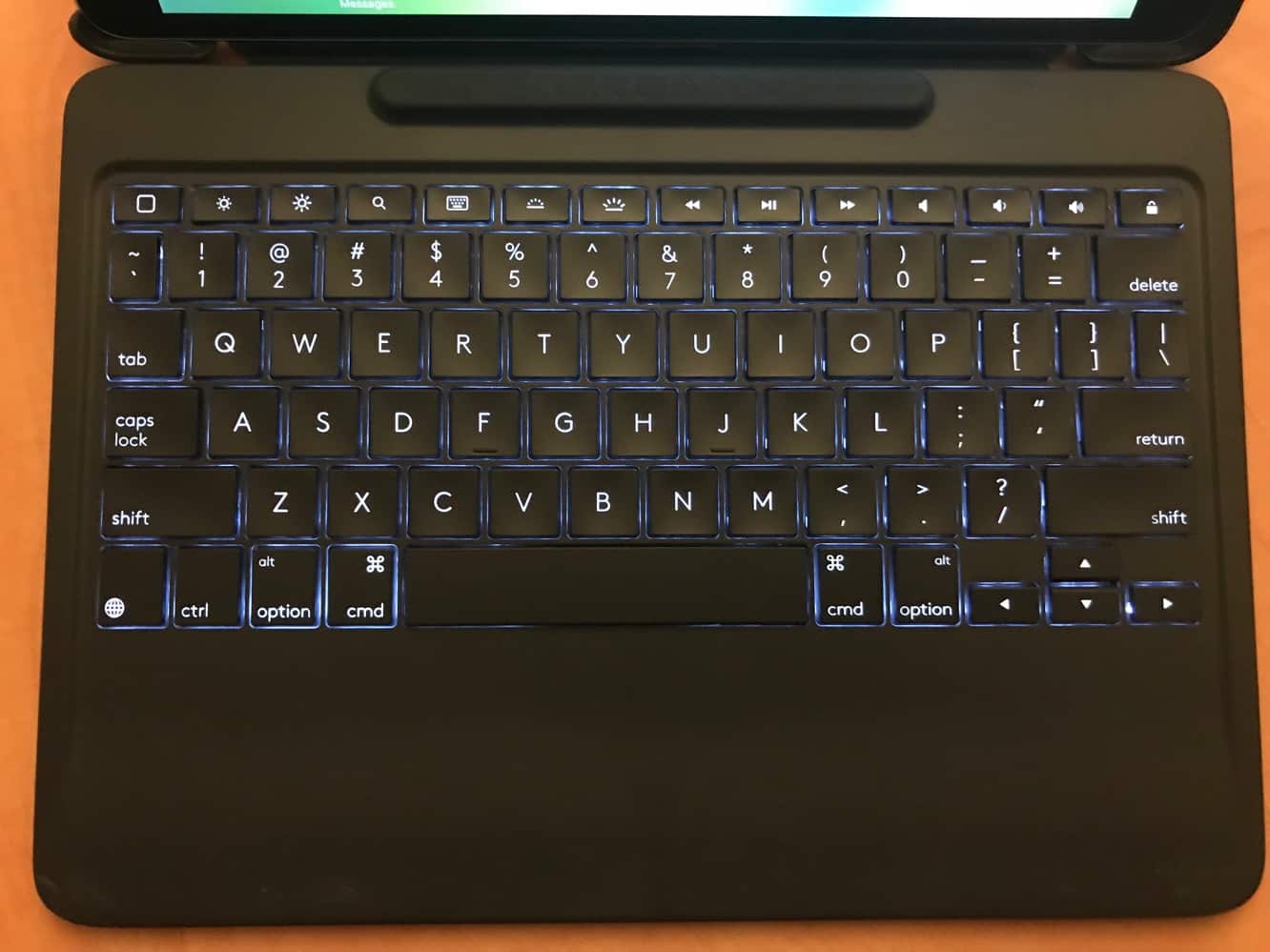 Обзор: Кейс-клавиатура Logitech Slim Combo для iPad Pro 10.5”