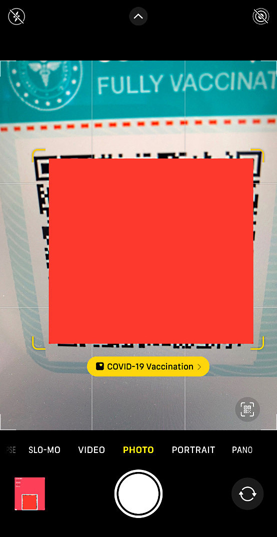 Placez le code QR de la carte de vaccination COVID19 devant elle.