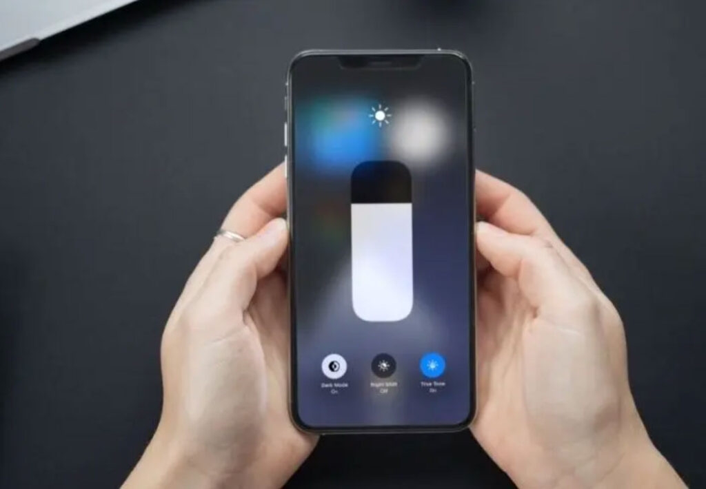 Controlla la Luminosità del Tuo iPhone - Problema dello Schermo Nero dell'iPhone 14