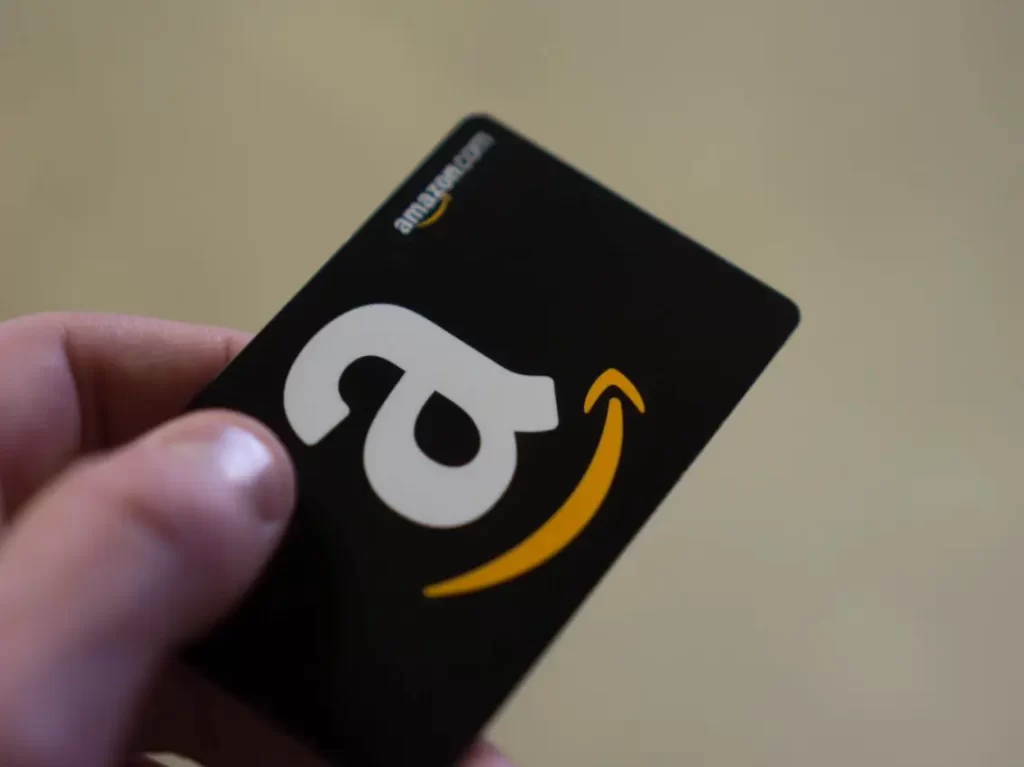 Una persona che aggiunge una carta regalo al proprio account Amazon