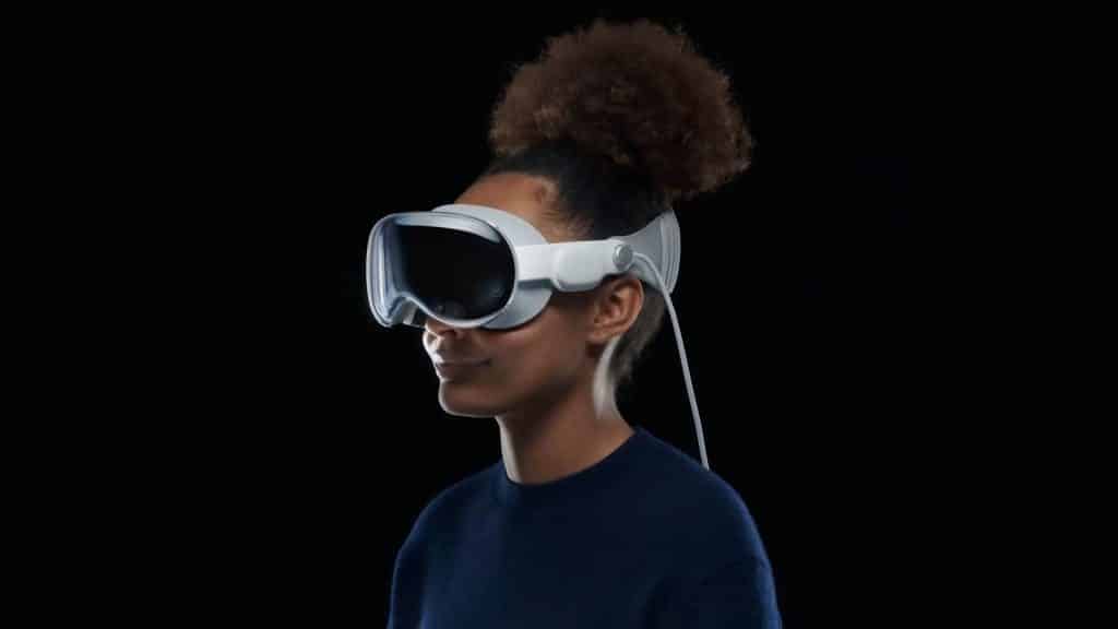 Ragazza che usa Apple Vision Pro