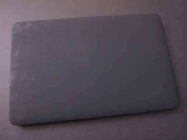 Le Feather di Incipio sfidano le SeeThru Satin di Speck per la protezione del MacBook Air 11”