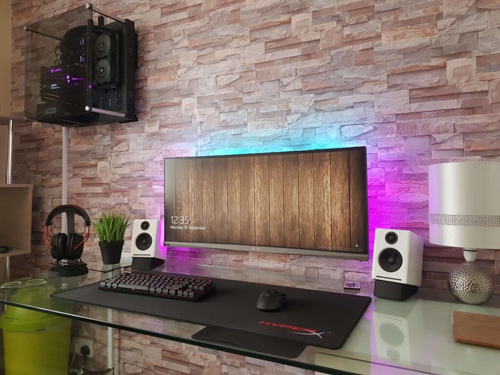 Configuración de PC Montada en la Pared Multicolor - Ejemplos de PC Montados en la Pared