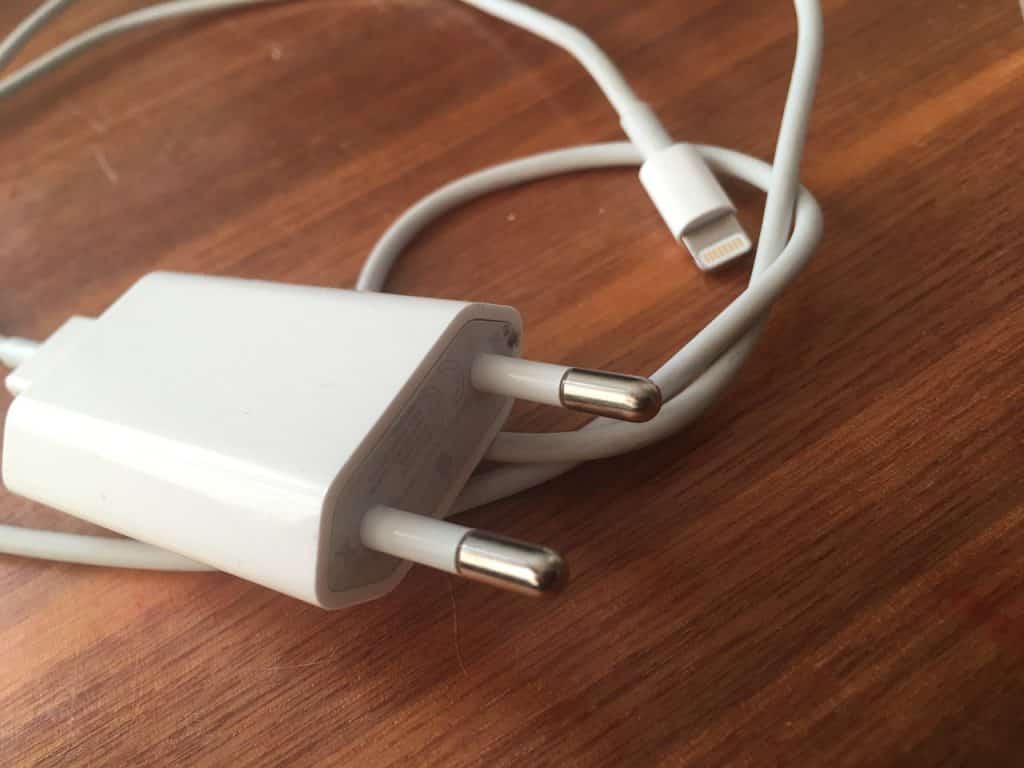 Cargando un iPhone con el cable Lightning
