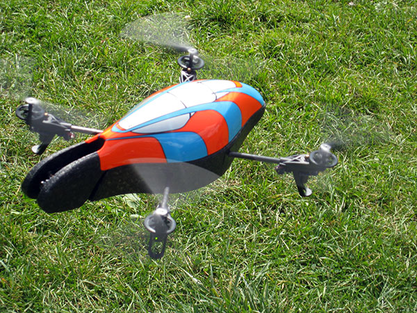 리뷰: Parrot AR.Drone Wi-Fi 쿼드리콥터 (iPhone, iPod touch + iPad용)