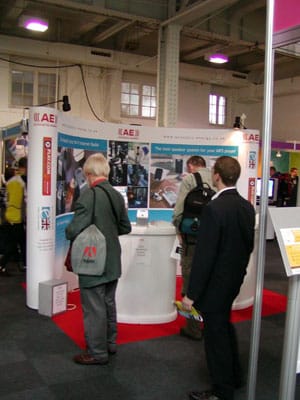 ロンドンのMacExpo 2005からのライブ