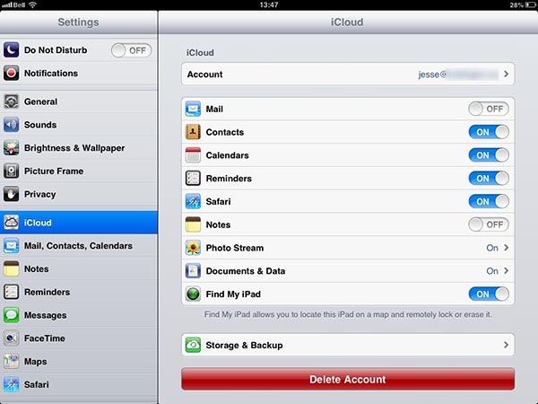 Plusieurs iPads partageant des contacts dans une entreprise