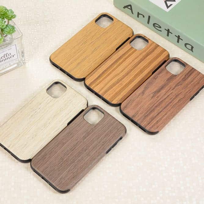 Questa è una custodia in legno di RainMan per l'iPhone 11 Pro Max.