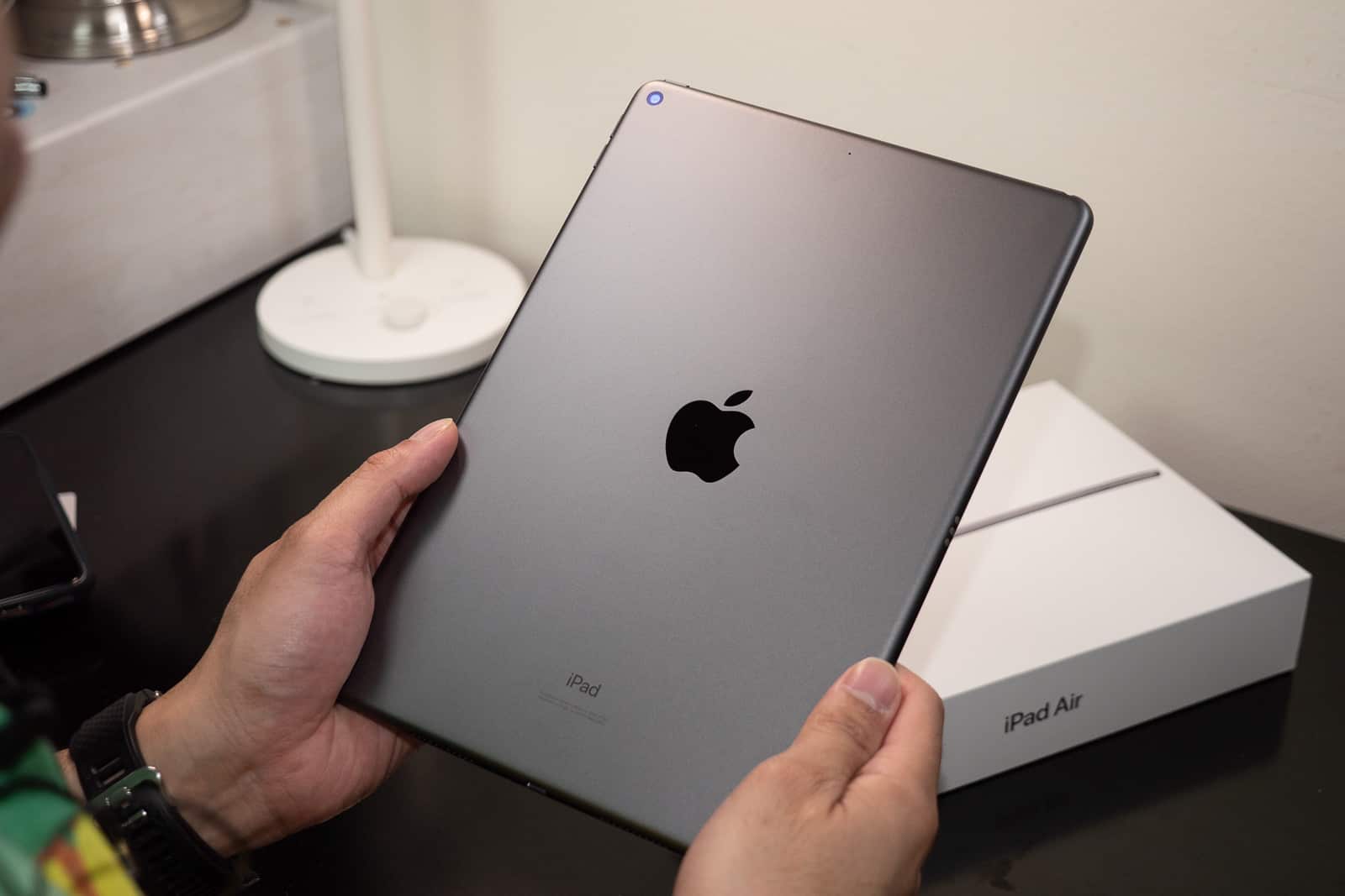 11″ iPad Air con TouchID integrato nello schermo: rilascio di settembre
