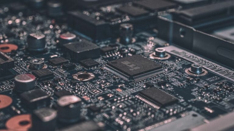 PCIe Gen 3とPCIe Gen 4の違いは何ですか