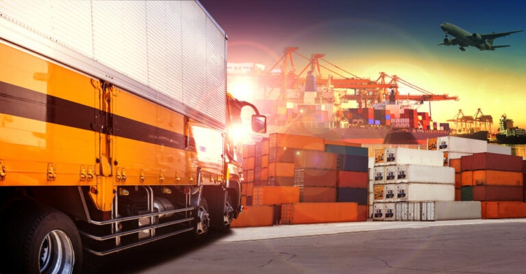 Caminhão de contêiner no porto de embarque, doca de contêiner e avião de carga voando acima, usado para transporte e indústria logística