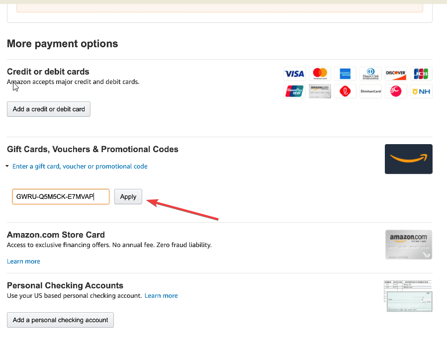 Una persona che utilizza un codice promozionale per effettuare un pagamento su Amazon