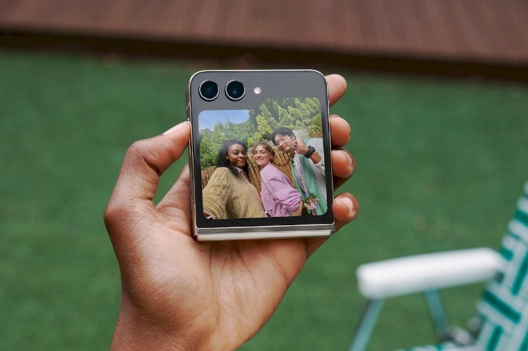 Samsung Galaxy Z Flip5 con un Display Flex Maggiore Lanciato 4