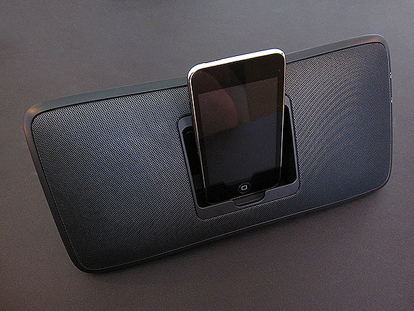 Обзор: Перезаряжающаяся колонка Logitech S315i для iPod + iPhone