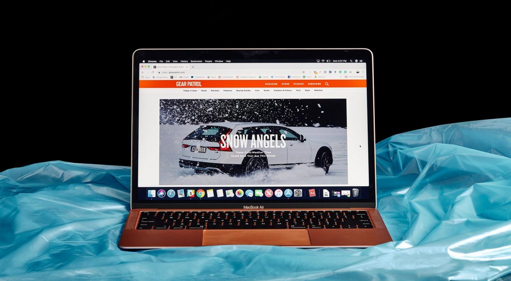 2018 MacBook Air는 상대적으로 얇은 베젤을 가지고 있습니다