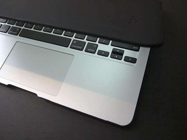 Le Feather di Incipio sfidano le SeeThru Satin di Speck per la protezione del MacBook Air 11”