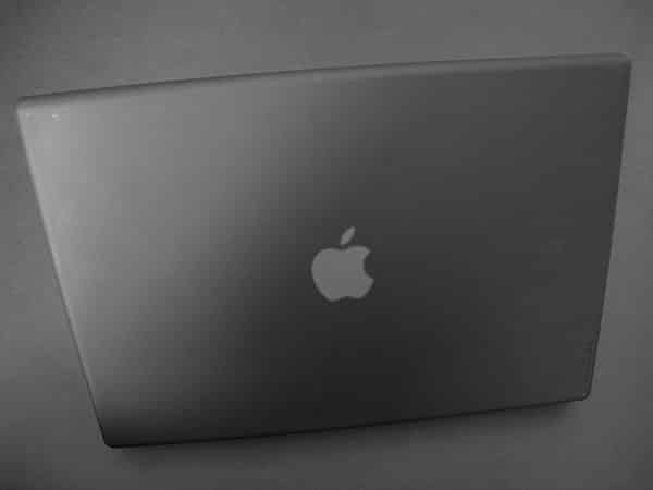 El MacBook Pro Negro, Cortesía de Incase Designs