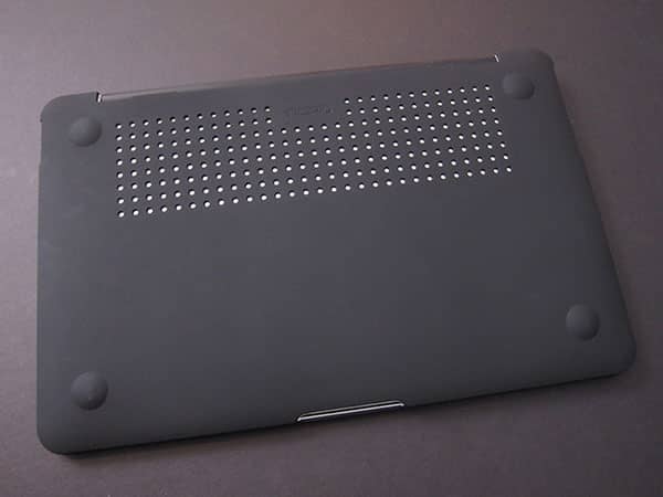 Le Feather di Incipio sfidano le SeeThru Satin di Speck per la protezione del MacBook Air 11”