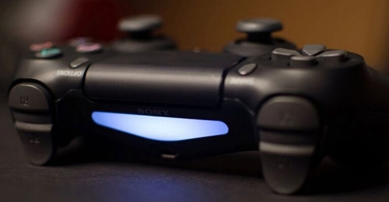 Contrôleur PS4 clignotant en blanc