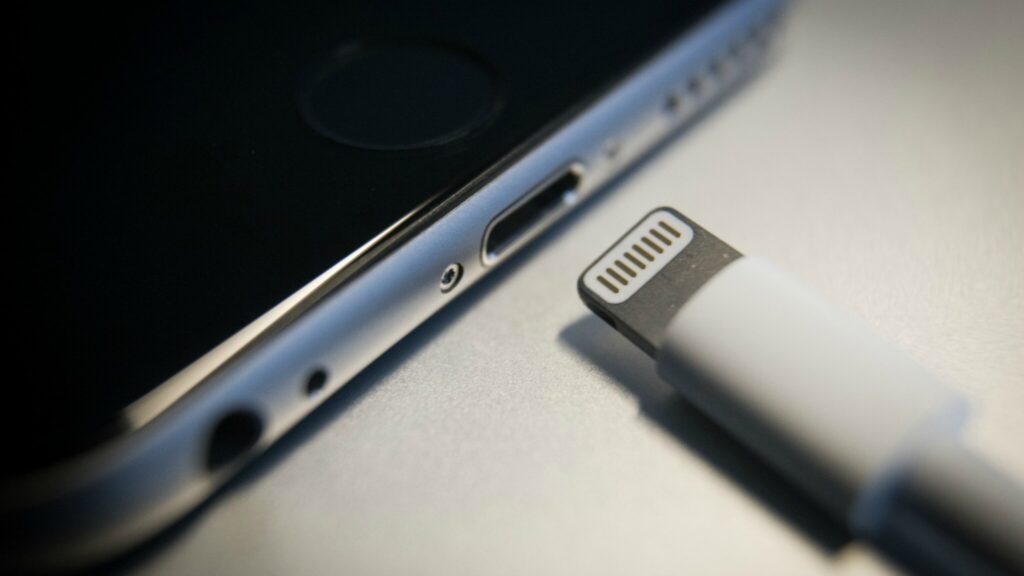 Los iPhones más antiguos podrían recibir carga USB-C 1
