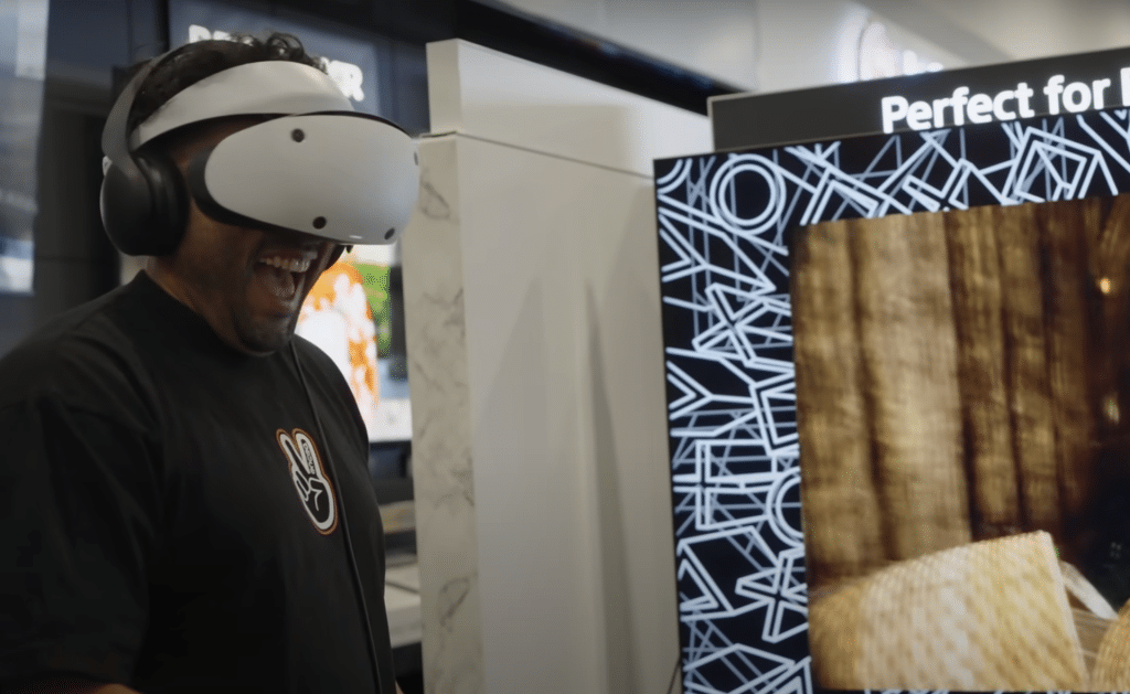 Junge, der glücklich mit dem PSVR2 spielt
